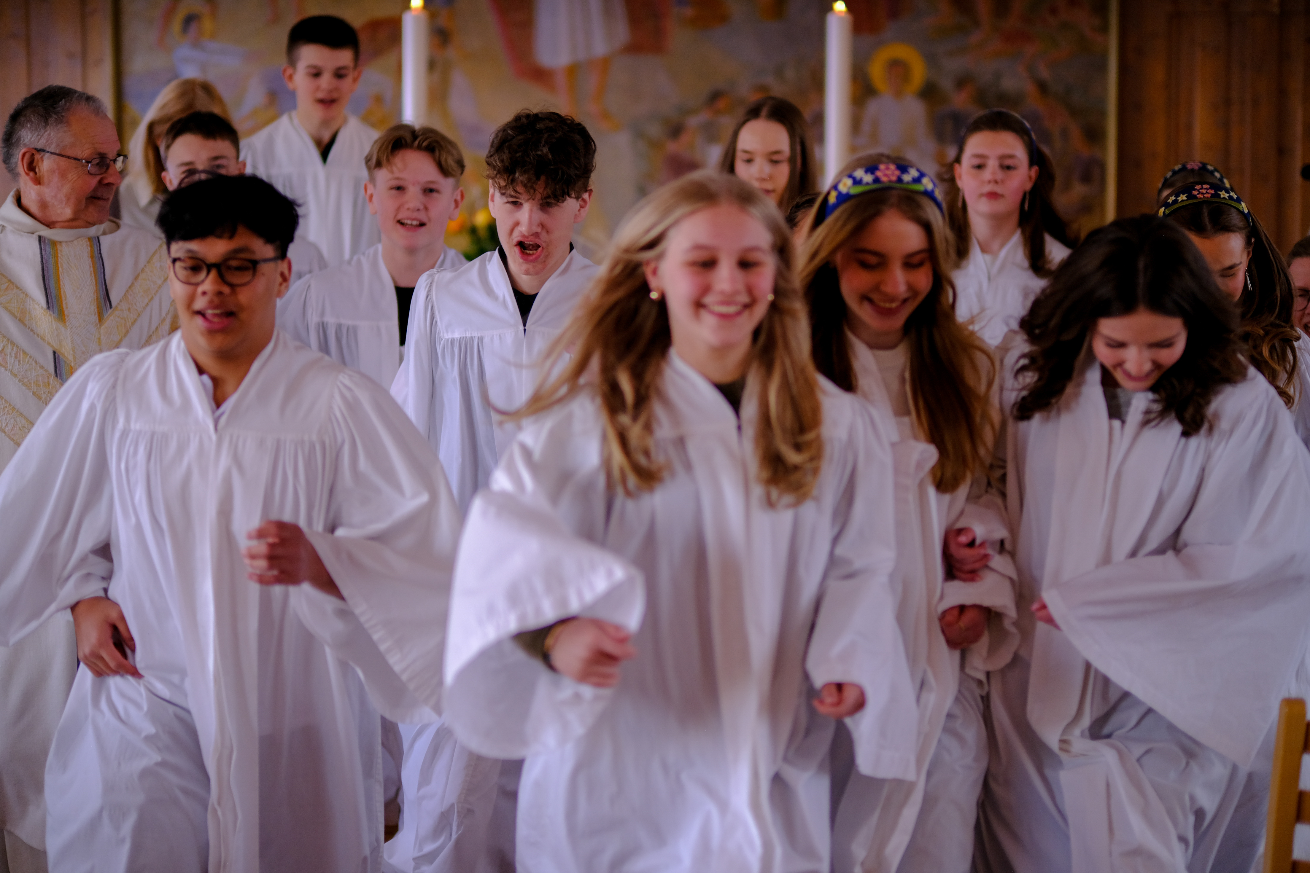 Bilete av ein gjeng med glade konfirmantar